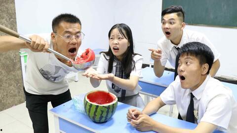 同学教室吃瓜,同学间的闲话时光